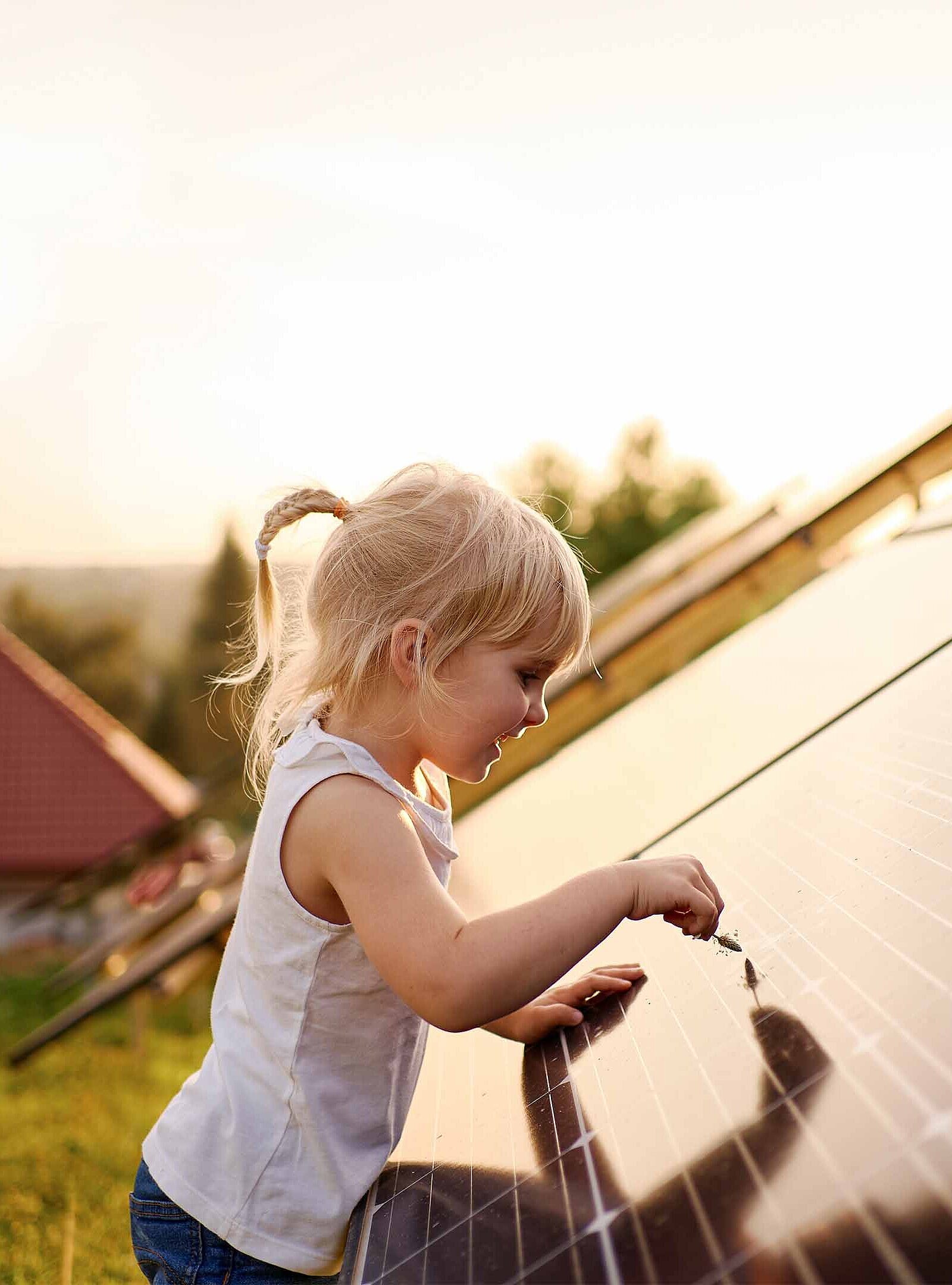 Kind bei Photovoltaikanlage