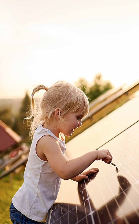 Kind bei Photovoltaikanlage