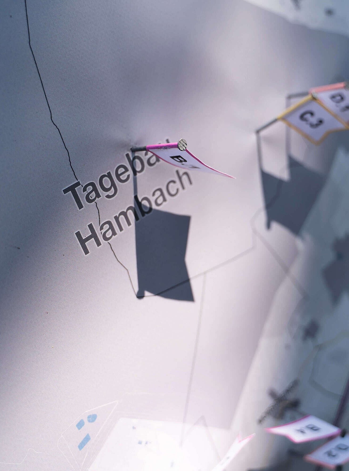 Karte mit Fähnchen Tagebau Hambach