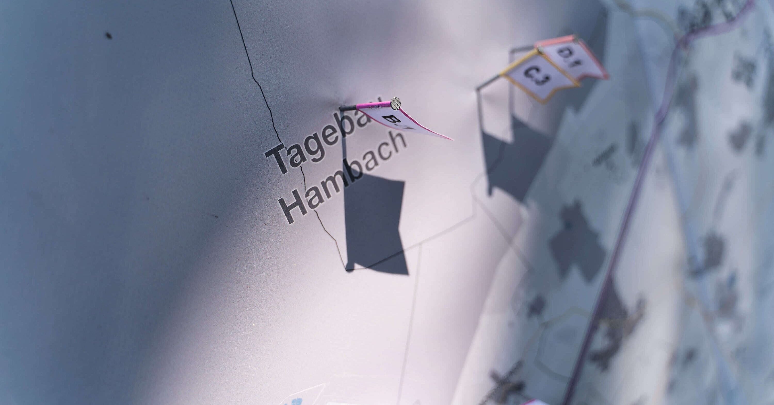 Karte mit Fähnchen Tagebau Hambach