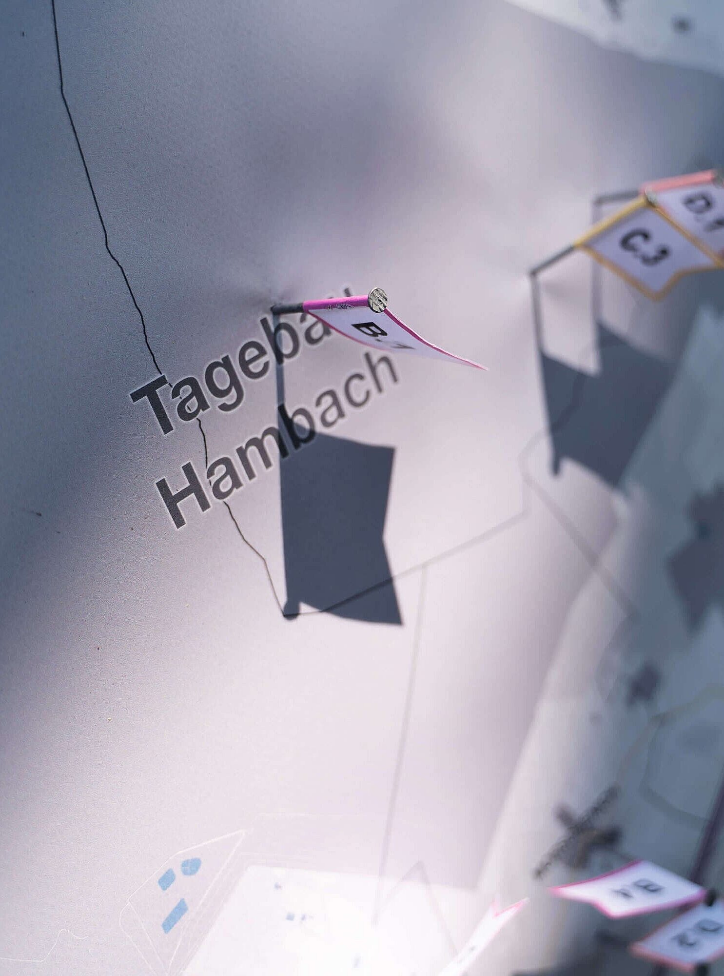 Karte mit Fähnchen Neuland Hambach