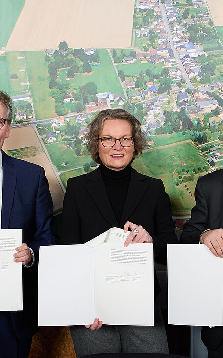 Georg Gelhausen, Bürgermeister Gemeinde Merzenich, Ministerin Ina Scharrenbach und Dr. Lars Kulik RWE Power AG