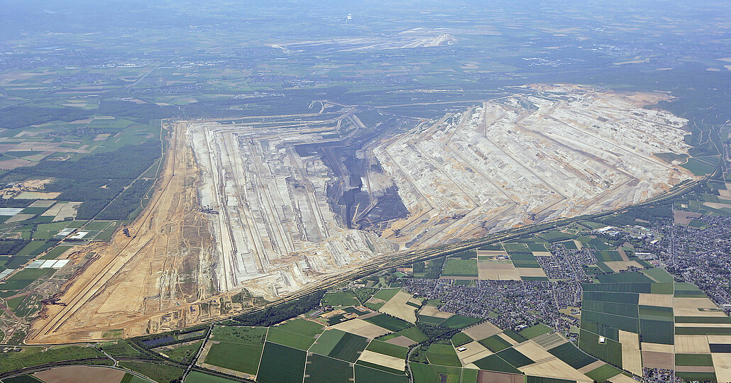 Luftbild vom Tagebau Hambach
