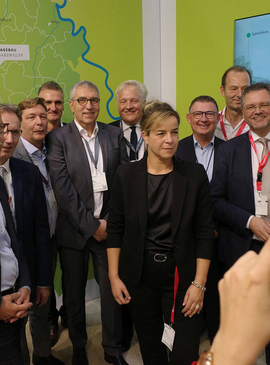 Mona Neubaur besucht den Messestand des Rheinischen Reviers auf der EXPO REAL